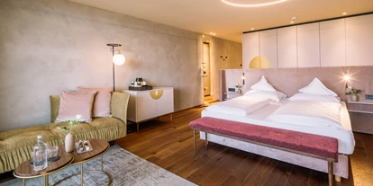 Wellnessurlaub - Außensauna - Plangeross - Die neuen Doppelzimmer Deluxe Laugenspitz in warmen Beerentönen - Hotel Hohenwart
