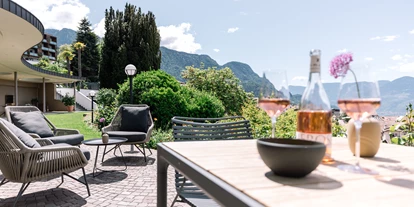 Wellnessurlaub - Außensauna - Natz bei Brixen - Wie wär's mit einem köstlichen Aperitif auf unserer Terrasse? - Hotel Hohenwart