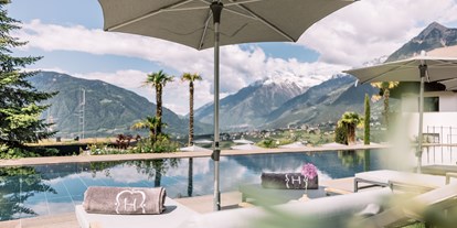 Wellnessurlaub - Fahrradverleih - Mühlbach (Trentino-Südtirol) - Entspannende Momente im Hohenwart Garten mit 25m Pool - Hotel Hohenwart