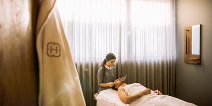 Wellnessurlaub - Rücken-Nacken-Massage - Algund - Meran - Wie wäre es mit einer wohltuenden Behandlung im Urlaub? - Hotel Hohenwart
