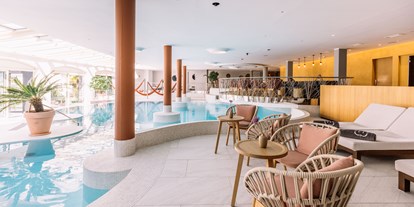 Wellnessurlaub - Pools: Innenpool - Völlan - Spaß für Groß & Klein im Familien-Hallenbad mit Saunen - Hotel Hohenwart