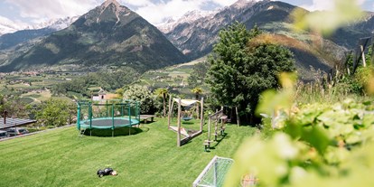 Wellnessurlaub - Verpflegung: Frühstück - Dorf Tirol - Großer Kinderspielplatz mit Trampolin - für unsere jungen Gäste - Hotel Hohenwart