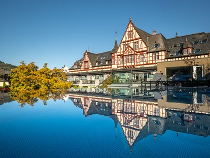 Wellnessurlaub - Ganzkörpermassage - Weiskirchen - Außenansicht
Blick über den Infinity Pool zum Fachwerkhaus - Moselschlösschen Spa & Resort