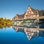 Wellnesshotel - Außenansicht
Blick über den Infinity Pool zum Fachwerkhaus - Moselschlösschen Spa & Resort
