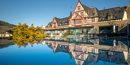Wellnessurlaub - Lymphdrainagen Massage - Deutschland - Außenansicht
Blick über den Infinity Pool zum Fachwerkhaus - Moselschlösschen Spa & Resort
