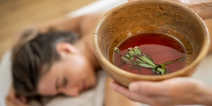 Wellnessurlaub - Ganzkörpermassage - Kaltenegg - Massagen und Körperbehandlungen mit Signature Almritual - Almwellness Hotel Pierer