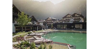 Wellnessurlaub - Pools: Schwimmteich - Bad Häring - Naturbadesee - Neuhaus Zillertal Resort