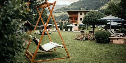 Wellnessurlaub - Rücken-Nacken-Massage - Ramsau am Dachstein - weitläufiger Garten im Sendlhofer's zum Genießen und Entspannen - Sendlhofer's