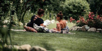 Wellnessurlaub - Rücken-Nacken-Massage - Ramsau am Dachstein - ein Garten zum Entspannen im Sendlhofer's - Sendlhofer's