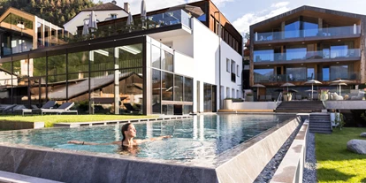 Wellnessurlaub - Pools: Infinity Pool - Tirol bei Meran - Hotel Weisses Kreuz