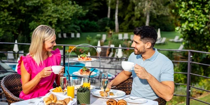 Wellnessurlaub - Umgebungsschwerpunkt: Fluss - St. Bartlmä - Frühstück auf der Terrasse - Hotel Warmbaderhof *****
