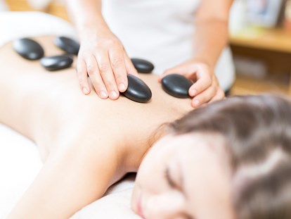 Wellnessurlaub - TCM - Traditionelle Chinesische Medizin - Hot Stone Massage - Ortners Eschenhof