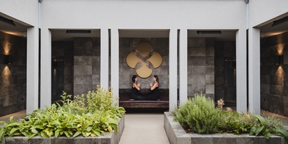 Wellnessurlaub - Hotelbar - Österreich - Yoga-Retreats mit unterschiedlichen Trainer:innen und Schwerpunkten finden laufend im Resort statt. © Therme Laa_Pflanzl Media  - Therme Laa - Hotel & Silent Spa
