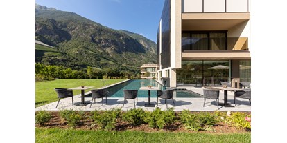Wellnessurlaub - Bettgrößen: Queen Size Bett - Lana (Trentino-Südtirol) - Außenpool und Garten  - Eco Suites Amaril