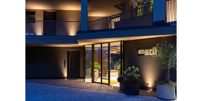 Wellnessurlaub - Hotel-Schwerpunkt: Wellness & Romantik - Lana (Trentino-Südtirol) - Nachtansicht  - Eco Suites Amaril