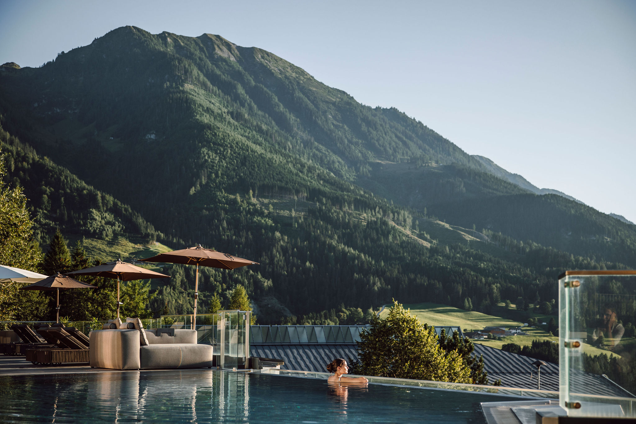 Wellnesshotel - Rooftoppool Alpina Alpendorf Sommer - ALPINA Alpendorf