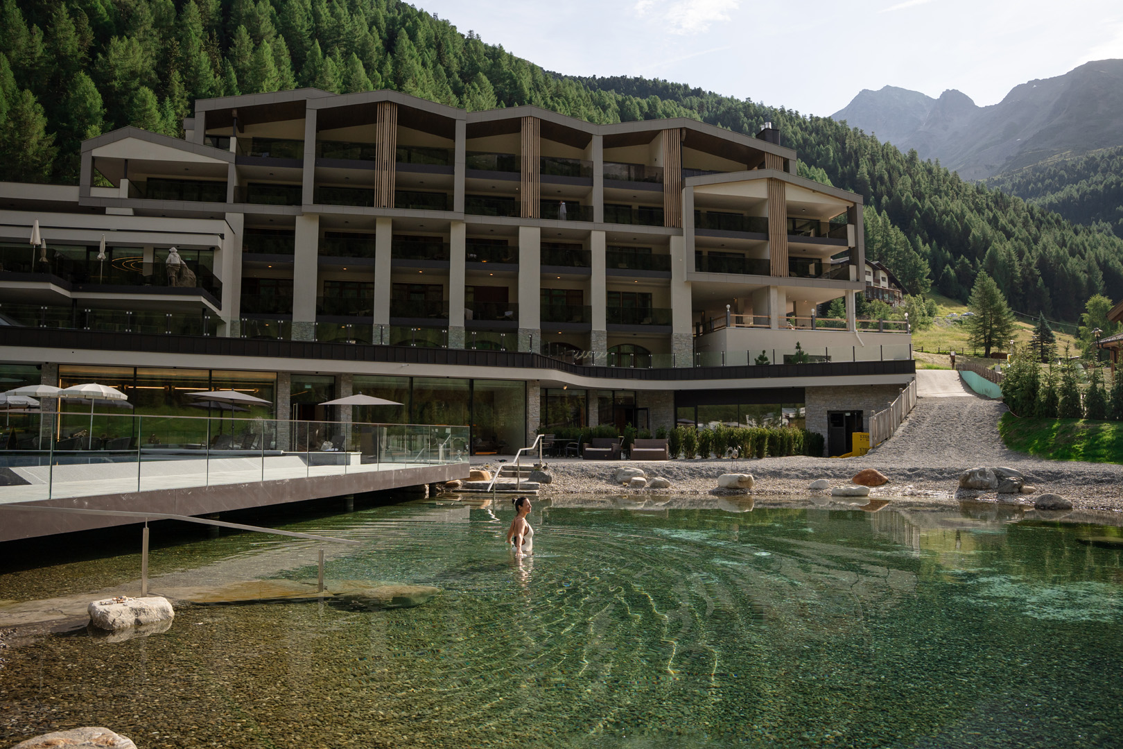Wellnesshotel - Hotel mit eigenem Naturbadesee - 4-Sterne-Superior Alpin Spa Hotel die Post in Südtirol