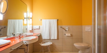 Wellnessurlaub - Rücken-Nacken-Massage - Biberschlag - Badezimmer - Vivea 4* Hotel Bad Traunstein