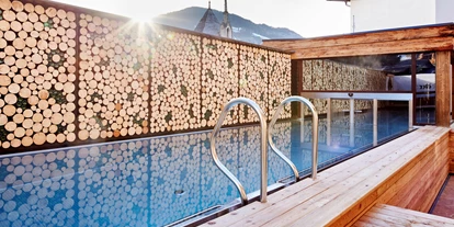Wellnessurlaub - Aromamassage - Ruhpolding - Outdoor-Pool im Hotel Eder - Lifestyle-Hotel Eder