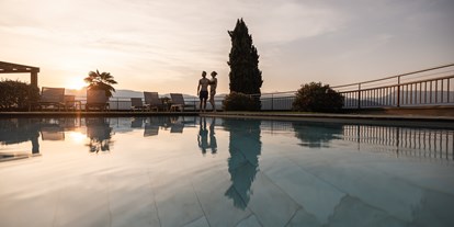 Wellnessurlaub - Pools: Außenpool nicht beheizt - Dorf Tirol - Infinity Pool im Wellnesshotel Torgglhof in Kaltern - Hotel Torgglhof