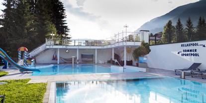 Wellnessurlaub - Umgebungsschwerpunkt: Fluss - Kitzbühel - Badewelt: Winter- und Sommerpool mit integriertem Kleinkinderpool - Wellness- & Familienhotel Egger