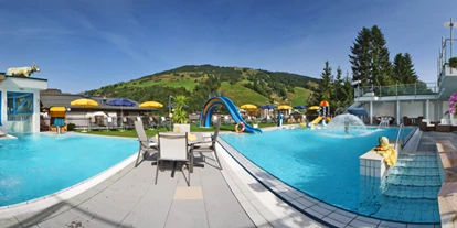 Wellnessurlaub - Whirlpool am Zimmer - Grießen (Leogang) - Relaxpool und Sommerpool - Wellness- & Familienhotel Egger
