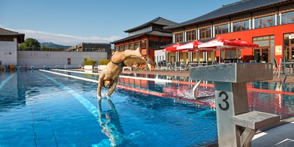 Wellnessurlaub - TCM - Traditionelle Chinesische Medizin - Sportbecken außem - Asia Hotel & Spa Leoben 