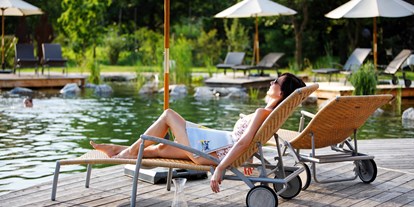 Wellnessurlaub - Kräutermassage - Waldsberg - Naturschwimmteich - Garten-Hotel Ochensberger