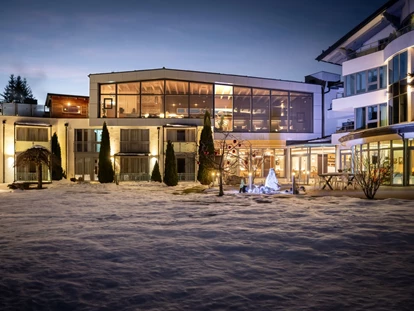 Wellnessurlaub - Ganzkörpermassage - Hof (Wagrain) - Außenansicht des Hotels im Winter - Hartweger's Hotel in Weißenbach bei Schladming