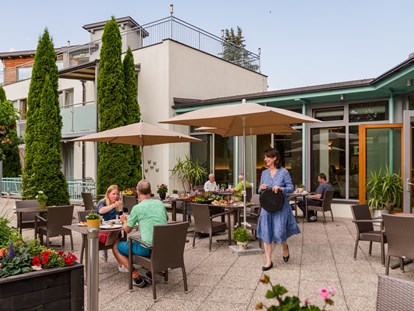 Wellnessurlaub - Umgebungsschwerpunkt: Fluss - Österreich - Auf der Terrasse ist es gemütlich und ruhig - Hartweger's Hotel in Weißenbach bei Schladming