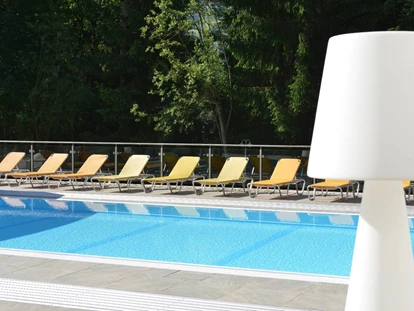Wellnessurlaub - Lymphdrainagen Massage - Hüttschlag - Schwimmbecken im Freien - Hartweger's Hotel in Weißenbach bei Schladming
