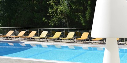 Wellnessurlaub - Lerchenreith - Schwimmbecken im Freien - Hotel Hartweger in Weißenbei bei Schladming