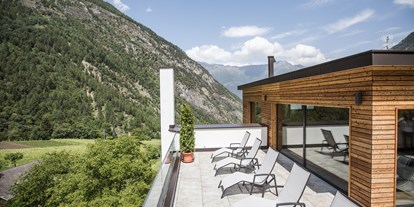 Wellnessurlaub - Hotel-Schwerpunkt: Wellness & Wandern - Lana (Trentino-Südtirol) - Sonnenterrasse im Wellnessbereich - Hotel Burgaunerhof