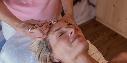 Wellnessurlaub - Rücken-Nacken-Massage - Andalo - Wohltuende Beautyanwendungen im Burgaunerhof SPA - Hotel Burgaunerhof
