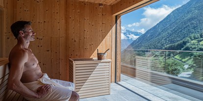 Wellnessurlaub - Day SPA - Lana (Trentino-Südtirol) - Bio-Kräuter-Sauna mit Marteller Kräuter und Blick auf die Berglandschaft - Hotel Burgaunerhof