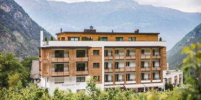 Wellnessurlaub - Fußreflexzonenmassage - Graun im Vinschgau - Außenansicht vom Hotel Burgaunerhof in Südtirol - Hotel Burgaunerhof