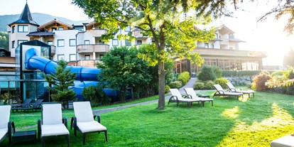 Wellnessurlaub - Pools: Außenpool beheizt - La Villa in Badia - großzügige Gartenanlage  - Dolomiten Residenz Sporthotel Sillian