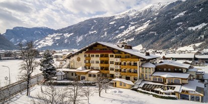 Wellnessurlaub - Umgebungsschwerpunkt: Berg - Kitzbühel - Außenansicht Hotel Winter - Ferienhotel Sonnenhof****