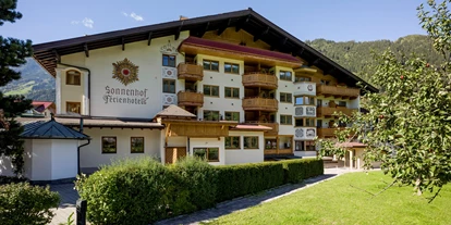 Wellnessurlaub - Hot Stone - Mühlen in Taufers - Außenansicht Hotel Sommer - Ferienhotel Sonnenhof****