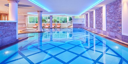 Wellnessurlaub - Ziehen Sie nach einem Tag voller Erlebnisse noch ein paar Runden in unserem Indoor Pool!  - ZillergrundRock Luxury Mountain Resort