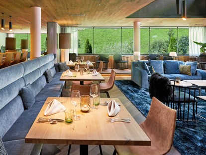 Wellnessurlaub - Ganzkörpermassage - Blick in die Natur von unserem Blue Restaurant und Frieda's Bar. - ZillergrundRock Luxury Mountain Resort