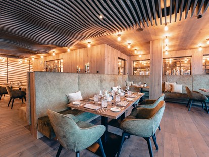 Wellnessurlaub - Finnische Sauna - Verbringen Sie gemütliche Stunden am Abend in unserem neuen Restaurant Luis!  - ZillergrundRock Luxury Mountain Resort