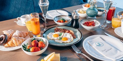Wellnessurlaub - Täglich ausgewogenes Frühstück vom Flower Power Buffet! - ZillergrundRock Luxury Mountain Resort