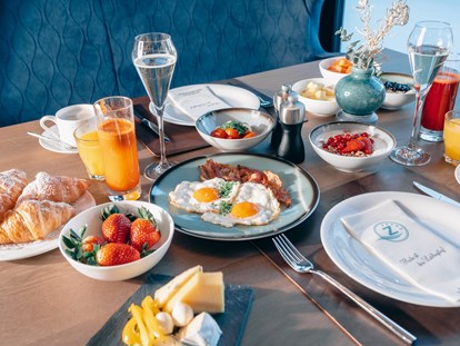 Wellnessurlaub - Restaurant - Täglich ausgewogenes Frühstück vom Flower Power Buffet! - ZillergrundRock Luxury Mountain Resort