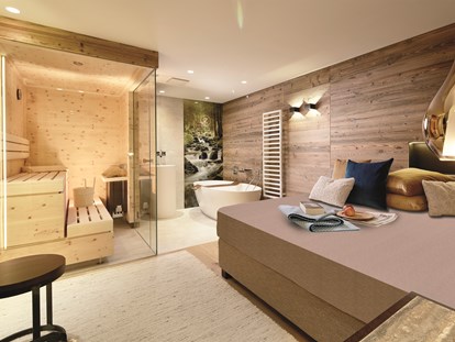Wellnessurlaub - Hotelbar - Unser Spa Suite Alpin Lodge mit freistehender Badewanne und Bio Sauna! - ZillergrundRock Luxury Mountain Resort
