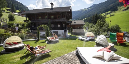 Wellnessurlaub - Pools: Infinity Pool - Greiling (Landkreis Bad Tölz-Wolfratshausen) - Family Therme Liegewiese - Galtenberg Resort 4*S