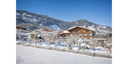 Wellnessurlaub - Hotel-Schwerpunkt: Wellness & Wandern - Kitzbühel - Aussenansicht Hotel - Gardenhotel Crystal