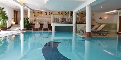 Wellnessurlaub - Hotel-Schwerpunkt: Wellness & Natur - Fügen - Wellnessbereich mit Hallenbad - Gardenhotel Crystal