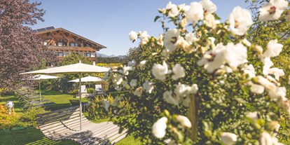 Wellnessurlaub - Wirbelsäulenmassage - Seefeld in Tirol - Blumenliegewiese im Garten - Gardenhotel Crystal