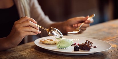 Wellnessurlaub - Lomi Lomi Nui - Fügen - Unser Küchenteam verwöhnt Sie mit regionalen Produkten auf höchstem Niveau. - Genießer-Hotel Theresa